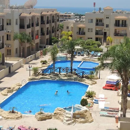 First Floor, 2 Bedroom F101, 2 Bathrooms, Pool View & Free Wifi *