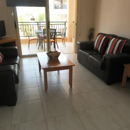 First Floor, 2 Bedroom F101, 2 Bathrooms, Pool View & Free Wifi *