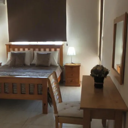 First Floor, 2 Bedroom F101, 2 Bathrooms, Pool View & Free Wifi *