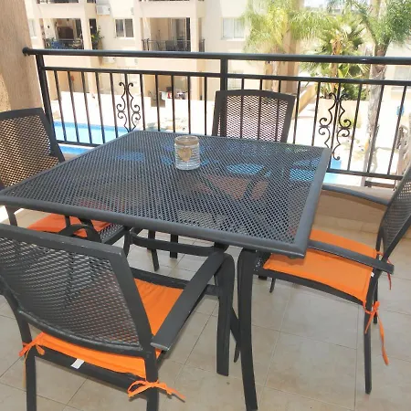 First Floor, 2 Bedroom F101, 2 Bathrooms, Pool View & Free Wifi *