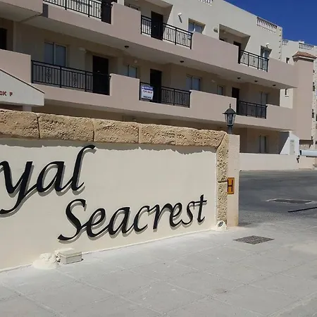 First Floor, 2 Bedroom F101, 2 Bathrooms, Pool View & Free Wifi Apartment Paphos