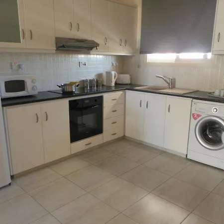 First Floor, 2 Bedroom F101, 2 Bathrooms, Pool View & Free Wifi Πάφος