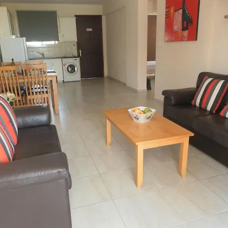 First Floor, 2 Bedroom F101, 2 Bathrooms, Pool View & Free Wifi Πάφος