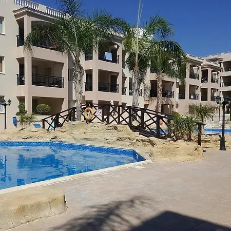 First Floor, 2 Bedroom F101, 2 Bathrooms, Pool View & Free Wifi Πάφος