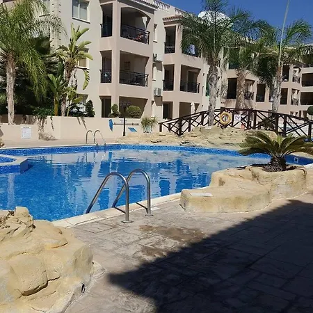 First Floor, 2 Bedroom F101, 2 Bathrooms, Pool View & Free Wifi *
